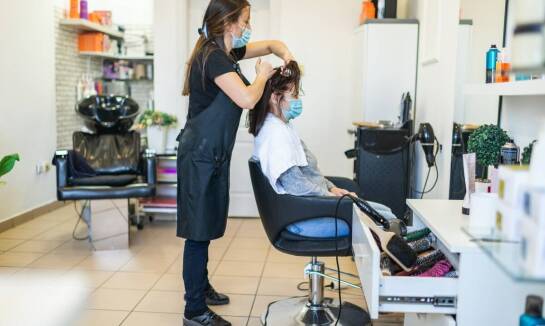 Jakie pielęgnacyjne zabiegi na włosy są dostępne w salonach fryzjerskich?