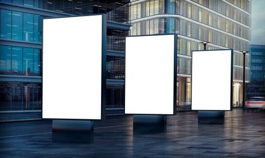 Jak multimedialne totemy wpływają na estetykę i funkcjonalność przestrzeni publicznych?