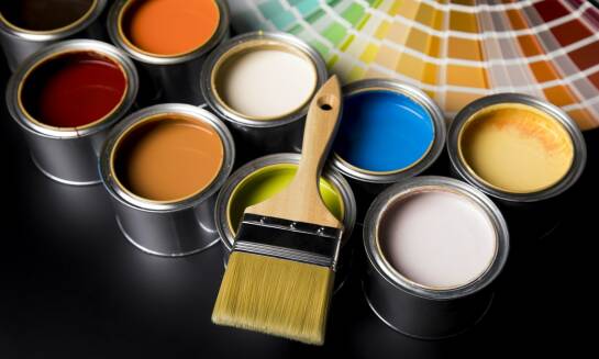 Przewodnik po nawierzchniowych lakierach: Jakie produkty oferuje rynek?