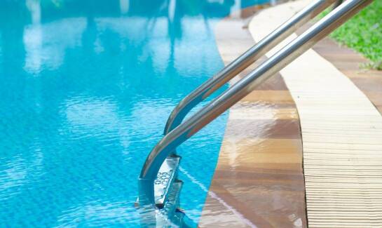 Kąpielowe stawy jako alternatywa dla basenów – porównanie korzyści