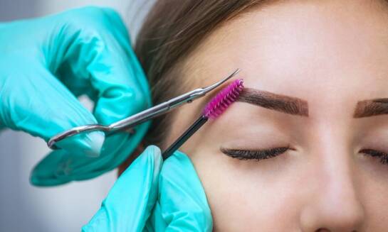 Profesjonalna stylizacja brwi – co warto wiedzieć przed wizytą w salonie?