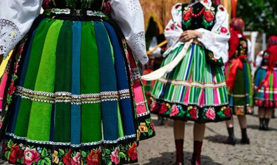 Wpływ ludowych motywów na współczesne trendy modowe