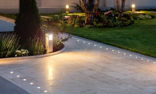 Jak dekoracyjne elementy mogą odmienić przestrzeń wokół domu?