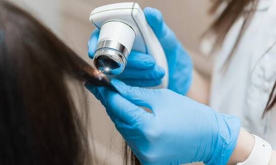 Jak odpowiednia pielęgnacja głowy skóry wspomaga leczenie u trychologa?