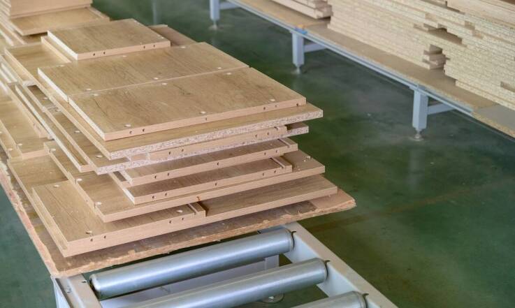 Zastosowanie wiórowych płyt w produkcji biurowych mebli