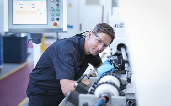 Wpływ regularnej naprawy przenośnikowych taśm na ciągłość produkcji