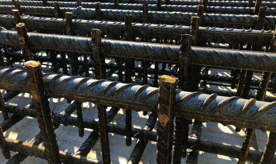 Jak żebrowane pręty wpływają na trwałość fundamentów?