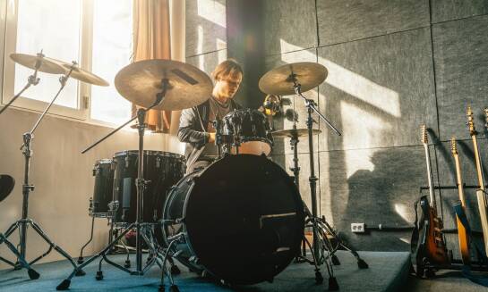 Nauka gry na perkusji jako sposób na budowanie siebie pewności