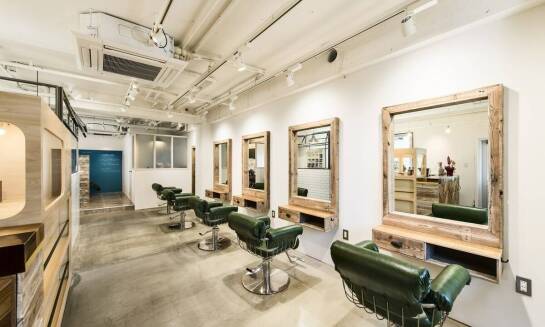 Jak meble na wymiar mogą zwiększyć funkcjonalność w salonie?