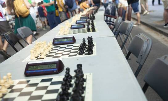 Jak betonowe stoły do gry w szachy wpływają na aktywizację lokalnej społeczności?