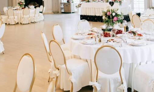 Dekoracje na chrzciny – jak stworzyć spójną aranżację w sali?