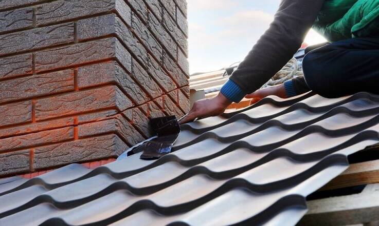 Co może wskazywać na to, że komin jest nieszczelny?