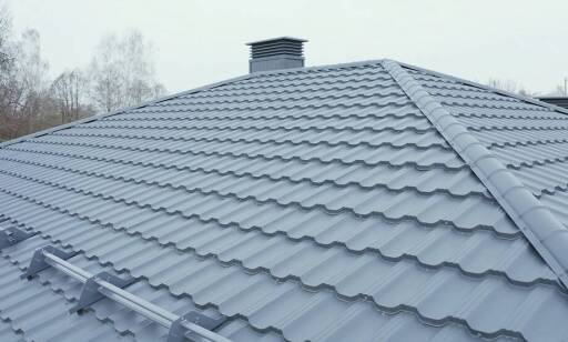 Czy pod blachodachówkę trzeba położyć papę?