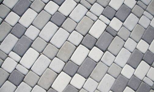 Jak dopasować kolor kostki brukowej do otoczenia domu?