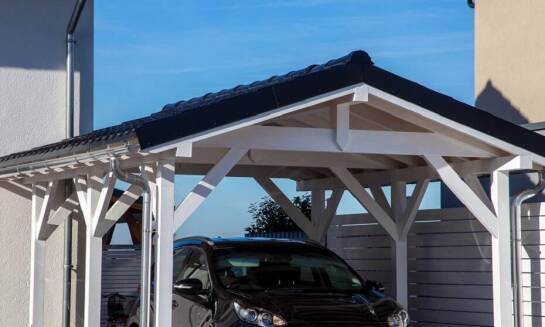 Czy drewniana wiata garażowa jest dobrą alternatywą dla garażu?