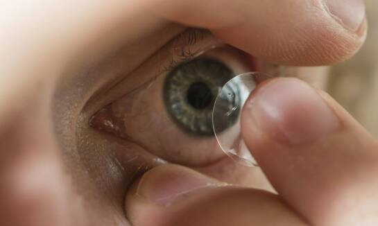 Dlaczego oś i cylinder decydują o komforcie soczewek torycznych przy pracy i czytaniu