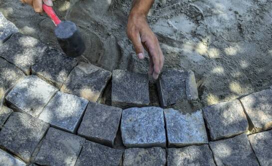 Ile kosztuje ułożenie kostki brukowej według opinii użytkowników forum?