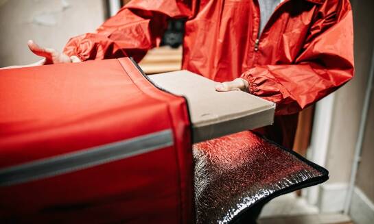 Dlaczego lokal z pizzą i kawą musi działać spójnie zarówno na sali, jak i w dostawie