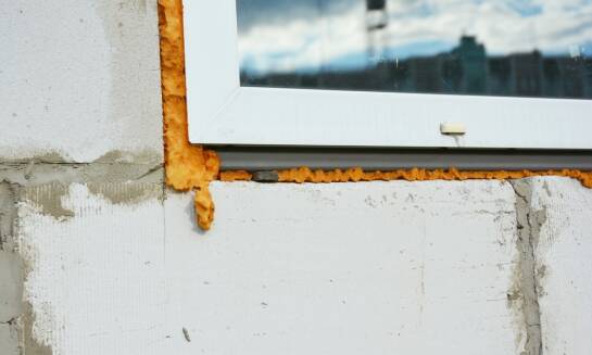 Jak przebiega montaż okien w mieszkaniu i co dzieje się z warstwą izolacji