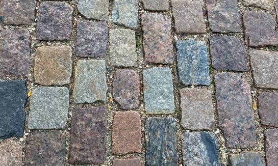 Jak rozpoznać preparat do tłustych plam na kostce, gdy woda nie wystarcza