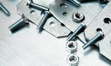 Jak elementy złączne wpływają na trwałość połączeń w maszynach pracujących pod obciążeniem