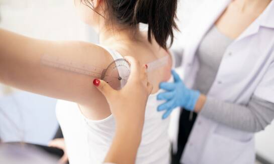 Ból stawów, sztywność i osteoporoza — kiedy potrzebna jest ocena reumatologiczna