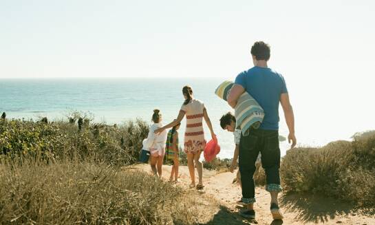 Odległość od plaży a logistyka plażowania z dziećmi