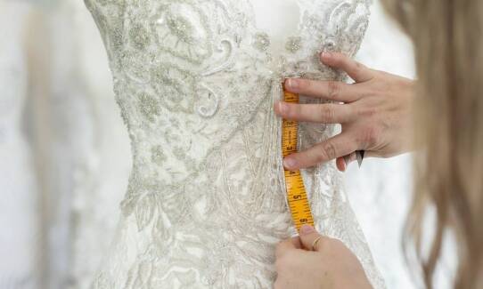Jak dopasować suknię ślubną po zakupie gotowego modelu — kiedy wystarczą poprawki krawieckie