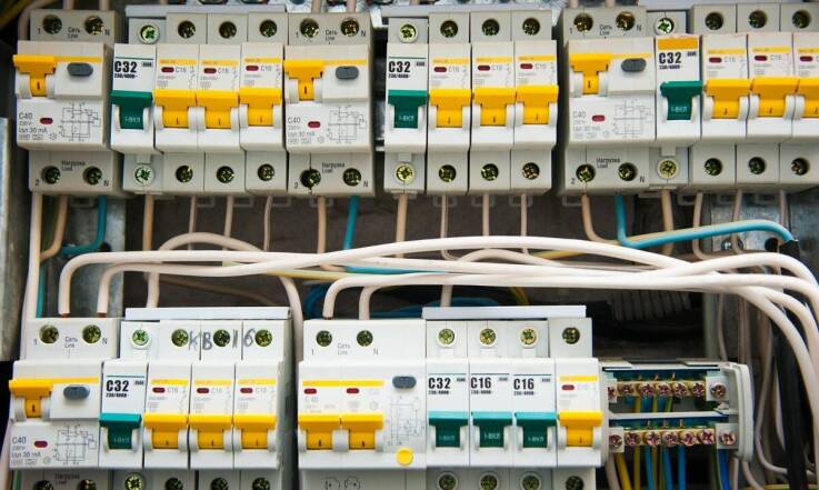 Kiedy instalacja elektryczna w łódzkim domu nie wystarczy już dla pompy ciepła i klimatyzacji