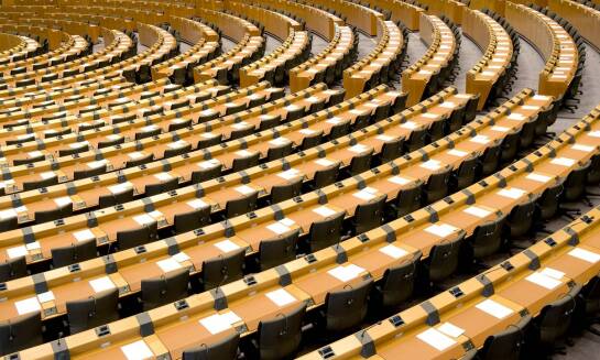 Jak zaplanować siedziska do dużej sali konferencyjnej, by zachować wygodę i płynny przepływ ruchu