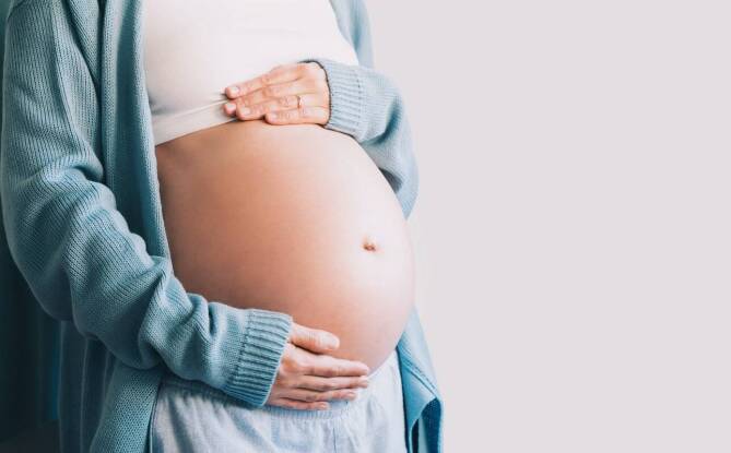 Jak ocenić kurtkę na czas ciąży pod kątem miejsca na brzuszek, fasonu i materiału