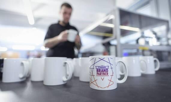 Kubek firmowy w kampanii B2B — kiedy buduje relację, a kiedy znika w szufladzie
