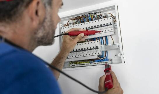 Kiedy awaria instalacji elektrycznej wymaga interwencji na miejscu, a kiedy szerszego remontu