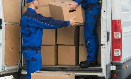 Co najbardziej zmienia koszt paczki wysyłanej busem do Anglii w modelu door-to-door