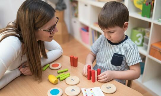 Kiedy grupa integracyjna nie wystarcza dziecku z autyzmem i wsparcie terapeutyczne staje się konieczne