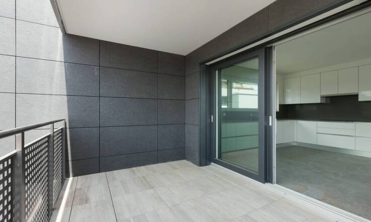 Centrum, balkon i aneks kuchenny — cechy apartamentu ważne przed rezerwacją w Szczecinie