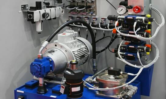 Co obejmuje przegląd układu hydraulicznego w maszynie i dlaczego nie kończy się na oględzinach