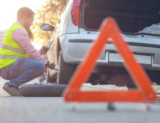 Awaria auta na drodze — jak bezpiecznie przejść od zatrzymania do wezwania pomocy