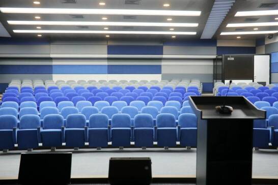Jak sala z pogłosem, liczba uczestników i multimedia wpływają na dźwięk konferencji