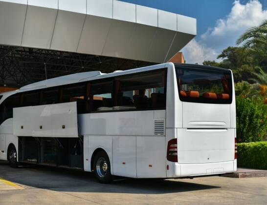 Jak hotelom i pensjonatom ułożyć stały transport gości, żeby meldunek i wyjazdy przebiegały płynnie