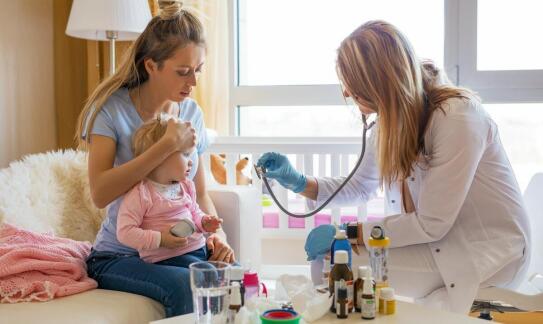 Dlaczego leczenie infekcji u niemowląt i małych dzieci zaczyna się od oceny stanu przez pediatrę