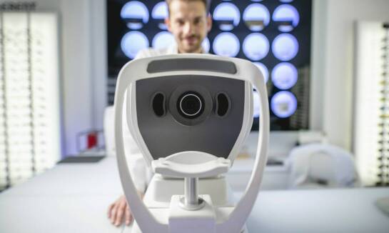 Badanie optometryczne czy okulistyczne — jak odczytać objawy i wybrać właściwą diagnostykę