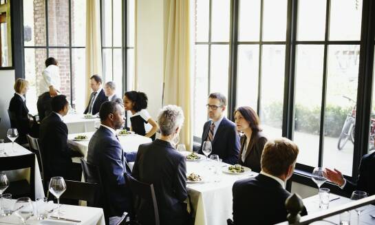 Firmowy bankiet poza siedzibą — kiedy nocleg i regionalne menu upraszczają organizację