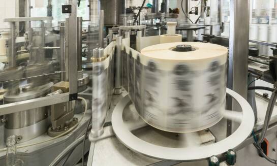 Jak dopasować półautomatyczne etykietowanie do butelek i słoików bez spowalniania produkcji