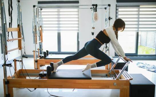 Jak dobrać rodzaj pilatesu do swoich potrzeb ruchowych: matwork, reformer i praca terapeutyczna