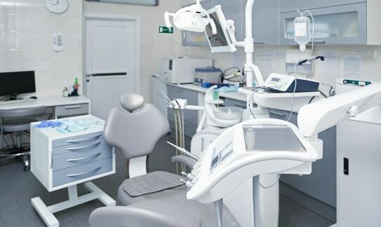 Przed wizytą u dentysty: kiedy sedacja wziewna wymaga kwalifikacji i dodatkowych pytań