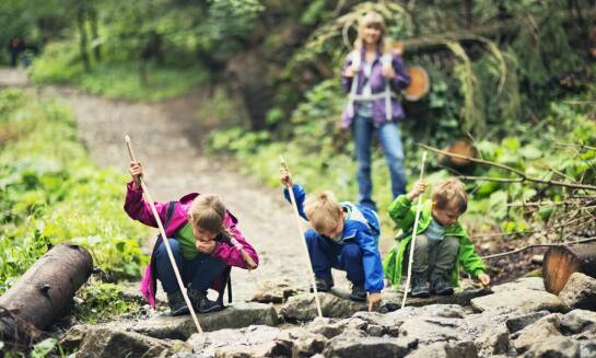 Dzienny wypoczynek poza miastem dla dzieci i harcerzy, gdy liczy się natura i integracja