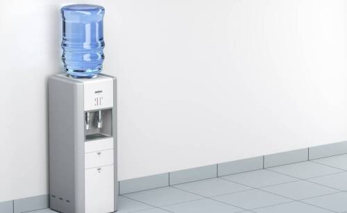Kiedy wynajem dystrybutora filtrującego ma sens w biurze i w domu