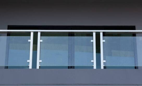 Nowoczesne balustrady szklane – elegancja i bezpieczeństwo w jednym rozwiązaniu