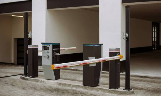 Jak brama garażowa i szlaban pełnią różne funkcje przy wjeździe na posesję